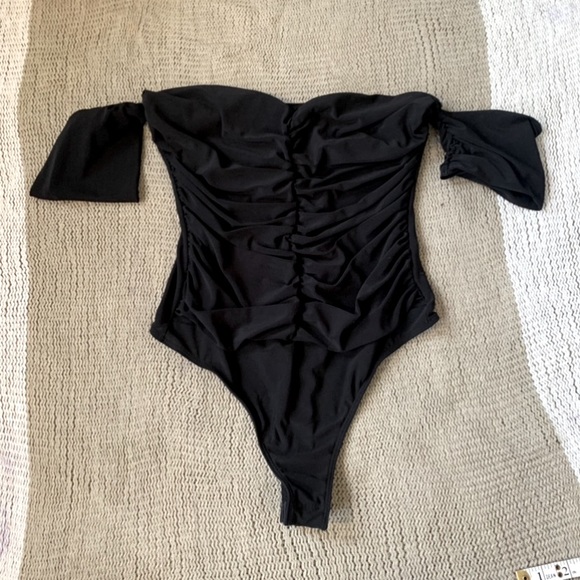 Black Off The Shoulder Ruched Bodysuit - Picture 5 of 11